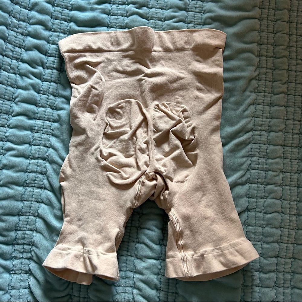 SKIMS Shapewear Shorts - Picture 2 of 3